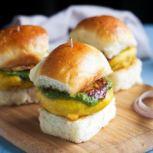 Jumbo Vadapav with Patti Bhajiya